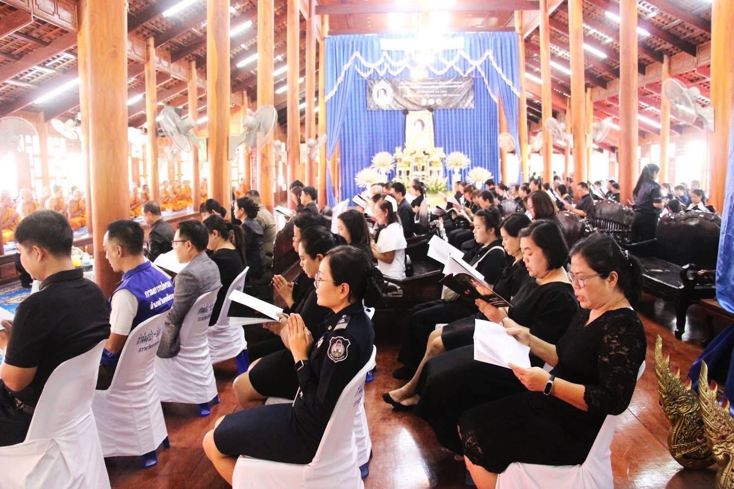 title - ส.ป.ก.อ่างทอง ร่วมพิธีสวดพระพุทธมนต์และเจริญจิตตภาวนา อุทิศถวายพระราชกุศลแด่สมเด็จพระนางเจ้าสิริกิตติ์ พระบรมราชินีนาถ พระบรมราชชนนีพันปีหลวง 